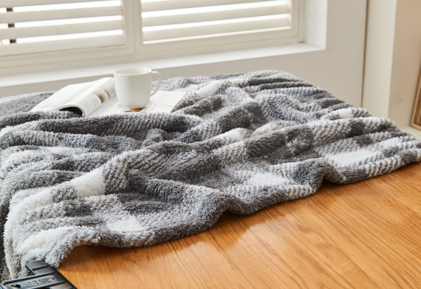 TEDDY WINDSOR CHECK THROW